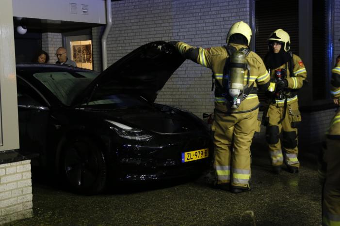 Tesla op oprit vliegt in brand tijdens laden