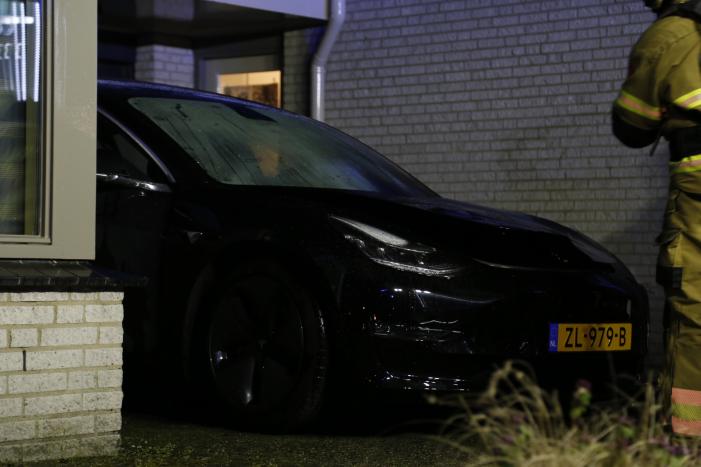 Tesla op oprit vliegt in brand tijdens laden
