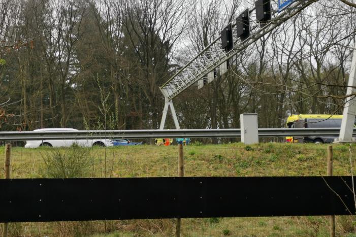 Automobilist vliegt met auto de vangrail in