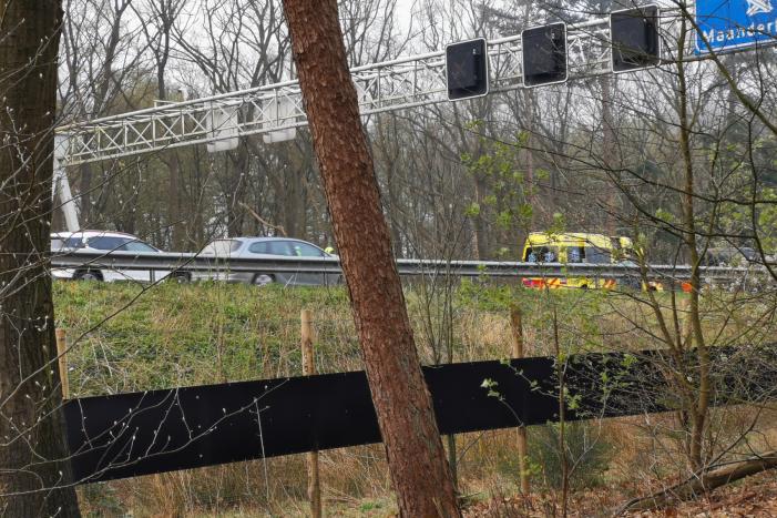 Automobilist vliegt met auto de vangrail in