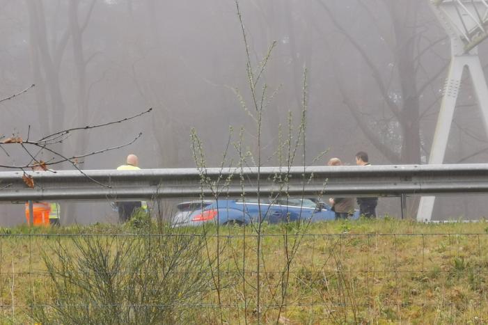 Automobilist vliegt met auto de vangrail in