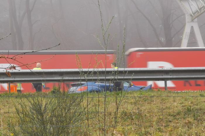 Automobilist vliegt met auto de vangrail in