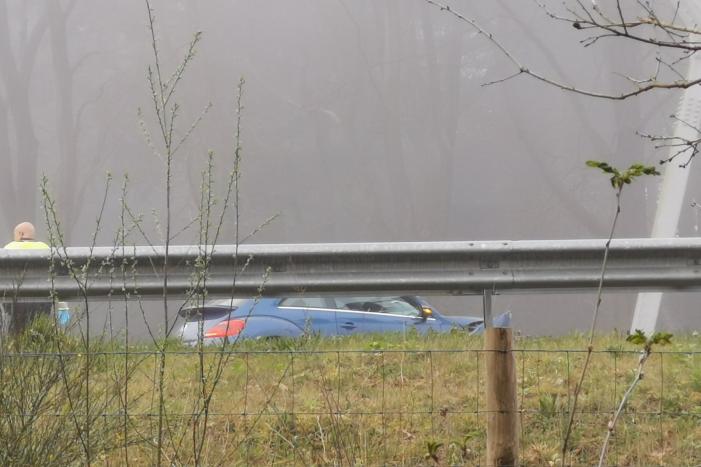 Automobilist vliegt met auto de vangrail in