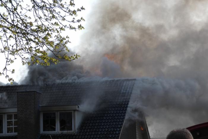Veel rook bij uitslaande woningbrand