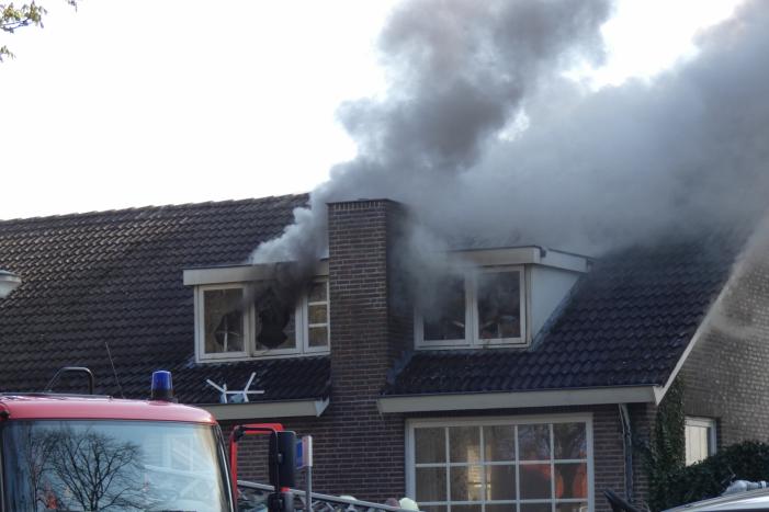 Veel rook bij uitslaande woningbrand