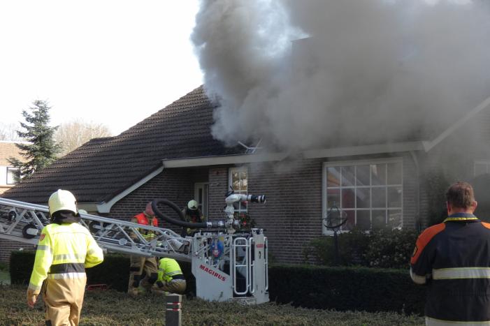 Veel rook bij uitslaande woningbrand