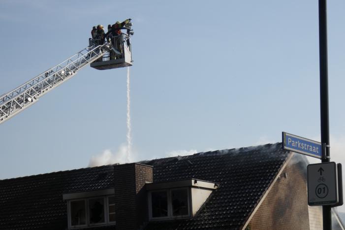 Veel rook bij uitslaande woningbrand