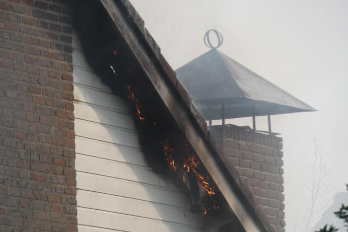 Veel rook bij uitslaande woningbrand