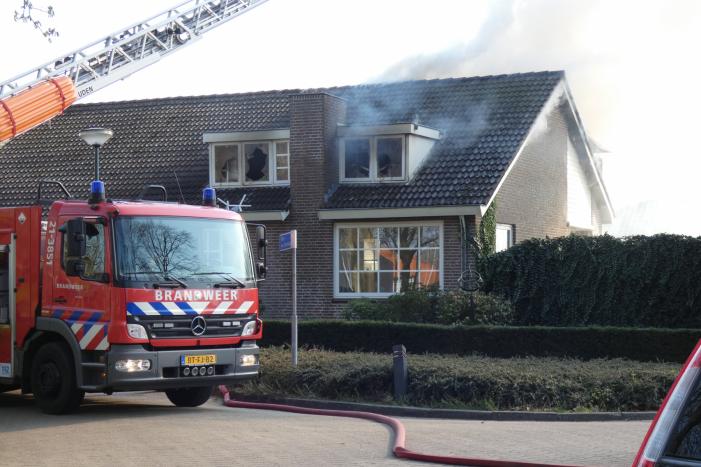 Veel rook bij uitslaande woningbrand