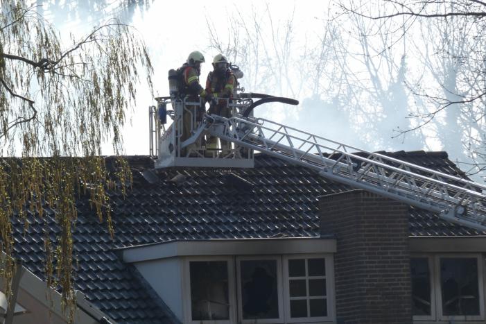 Veel rook bij uitslaande woningbrand