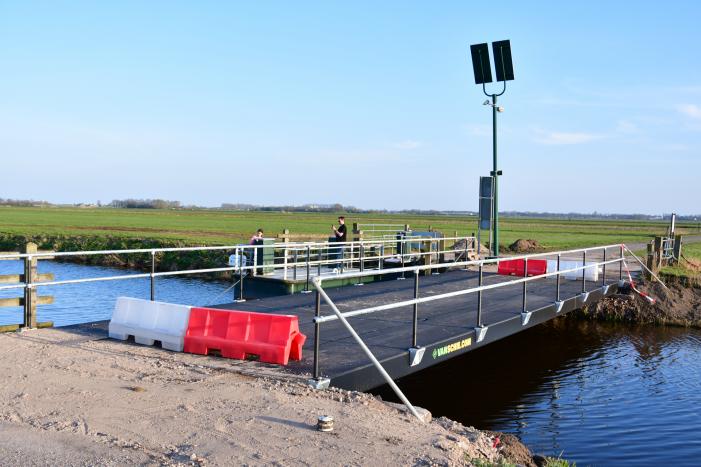 Speciale brug voor landbouwverkeer aangelegd in polder