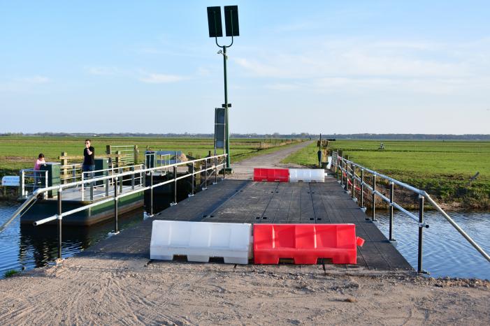 Speciale brug voor landbouwverkeer aangelegd in polder