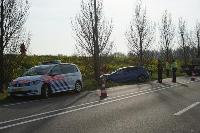 Auto raakt van de weg en botst tegen boom