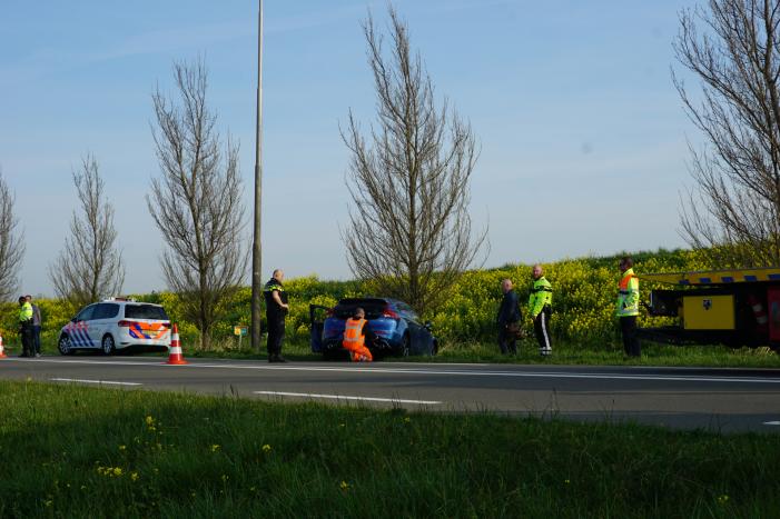 Auto raakt van de weg en botst tegen boom
