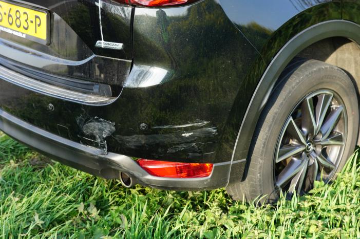 Auto raakt van de weg en botst tegen boom