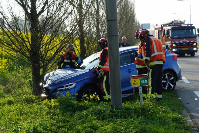 Auto raakt van de weg en botst tegen boom