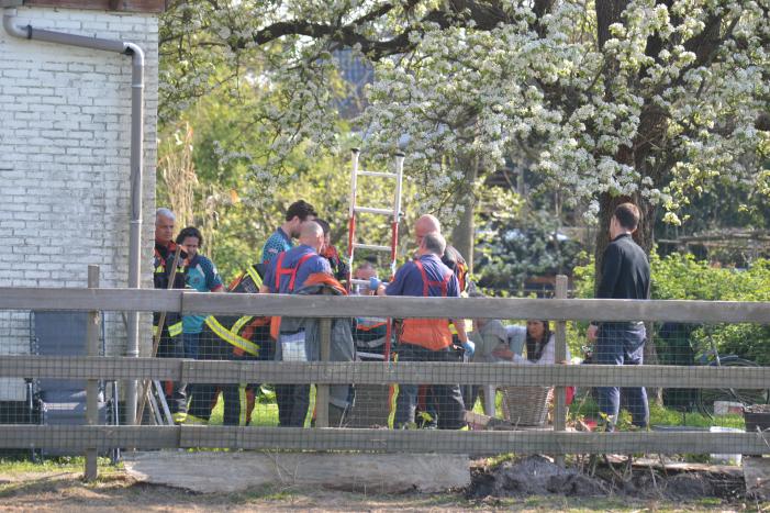 Man bekneld in leiding septictank