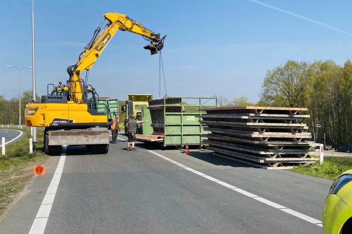 Vrachtwagen verliest lading met bekisting