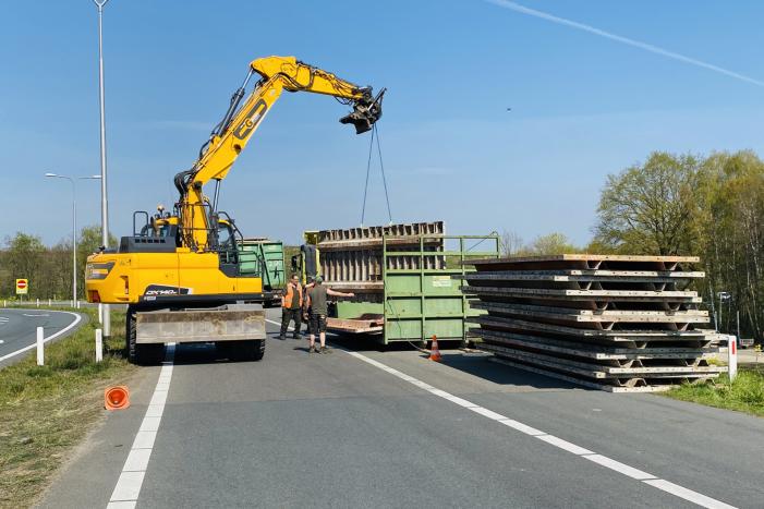 Vrachtwagen verliest lading met bekisting
