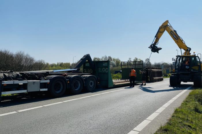 Vrachtwagen verliest lading met bekisting