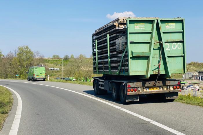 Vrachtwagen verliest lading met bekisting