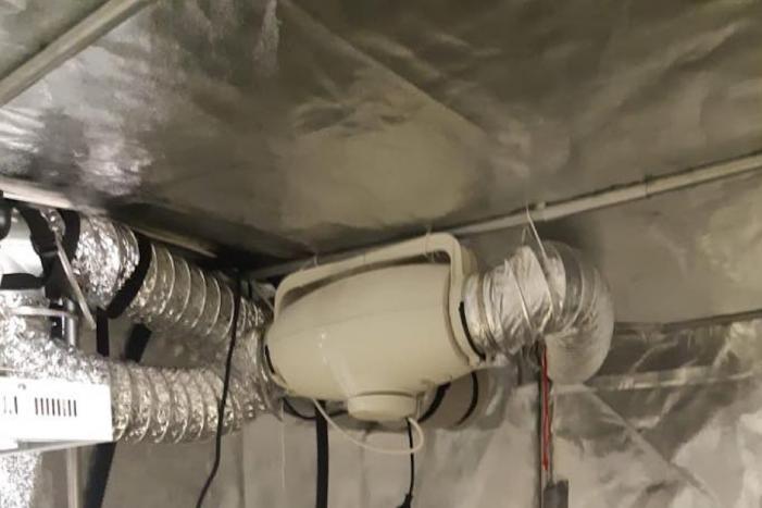 Politie doet inval in woning