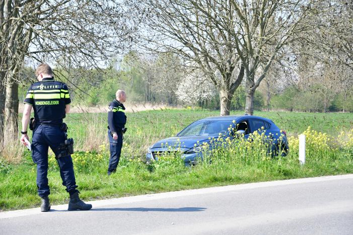 Man met mes steelt onopvallende politievoertuig