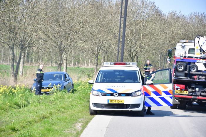 Man met mes steelt onopvallende politievoertuig