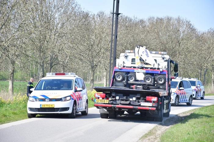 Man met mes steelt onopvallende politievoertuig