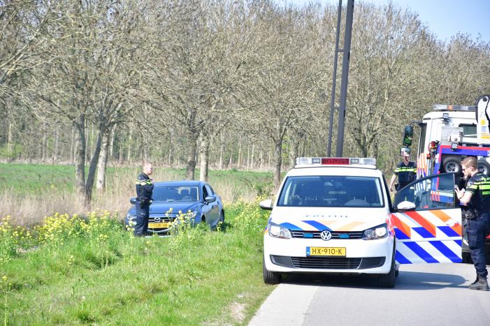 Man met mes steelt onopvallende politievoertuig