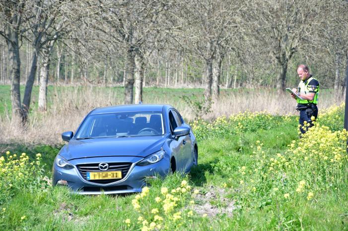 Man met mes steelt onopvallende politievoertuig