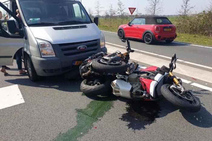 Twee motoren aangereden door niet-oplettende bestuurder bestelbus