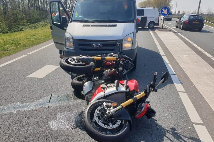 Twee motoren aangereden door niet-oplettende bestuurder bestelbus