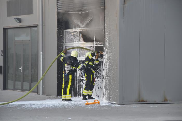 Uitslaande brand in bedrijfspand