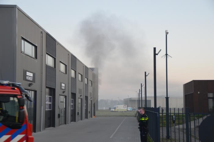 Uitslaande brand in bedrijfspand