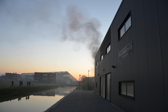 Uitslaande brand in bedrijfspand