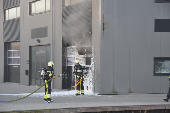 Uitslaande brand in bedrijfspand