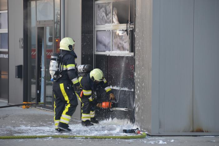 Uitslaande brand in bedrijfspand