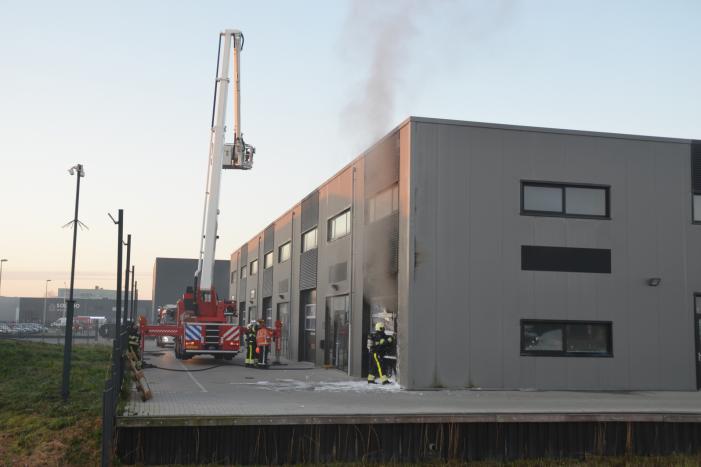 Uitslaande brand in bedrijfspand