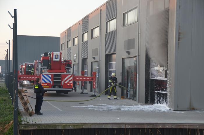 Uitslaande brand in bedrijfspand