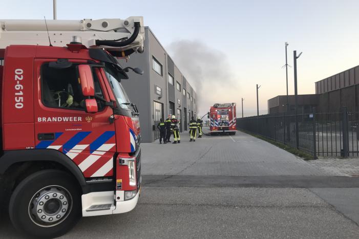 Uitslaande brand in bedrijfspand