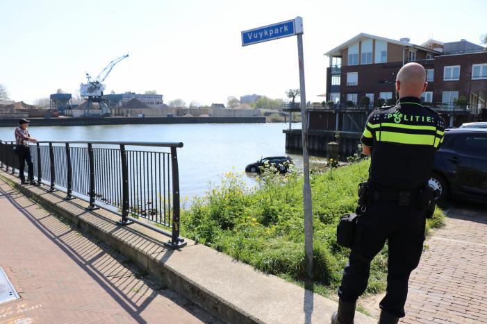 Voertuig rijdt het water in