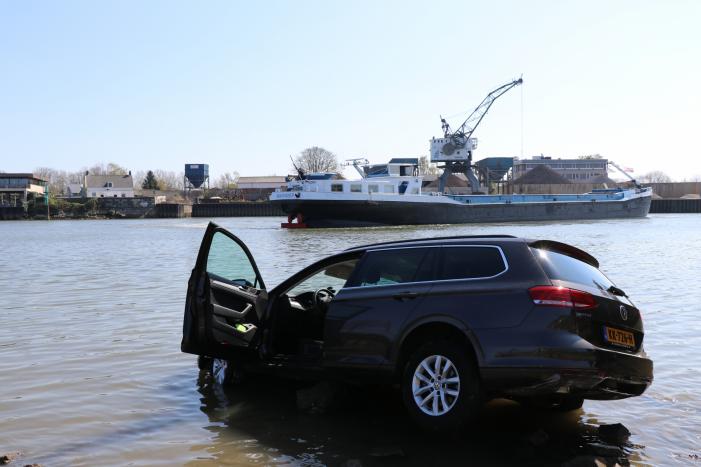 Voertuig rijdt het water in