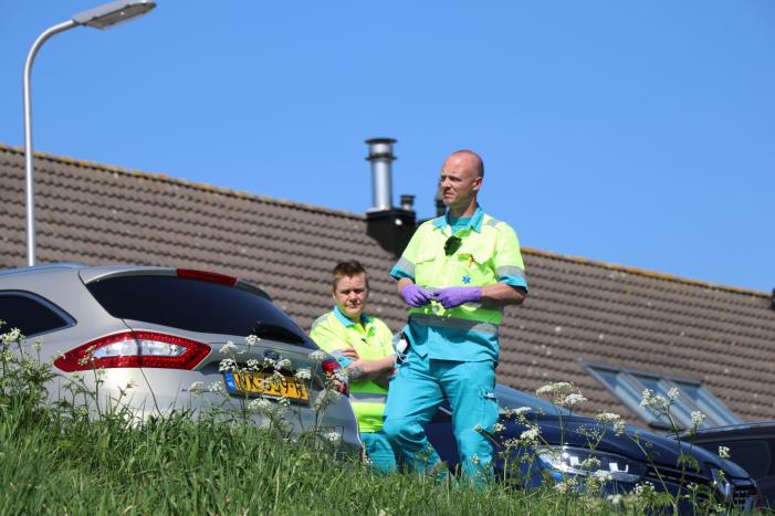 Voertuig rijdt het water in