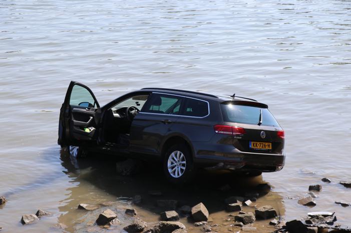 Voertuig rijdt het water in
