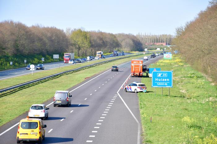 Zwaan vliegt dwars door voorruit vrachtwagen