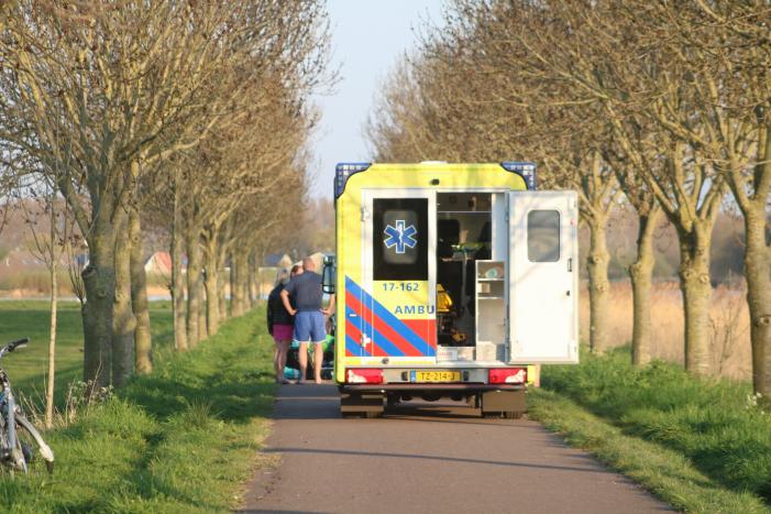 Voetganger zwaargewond na val