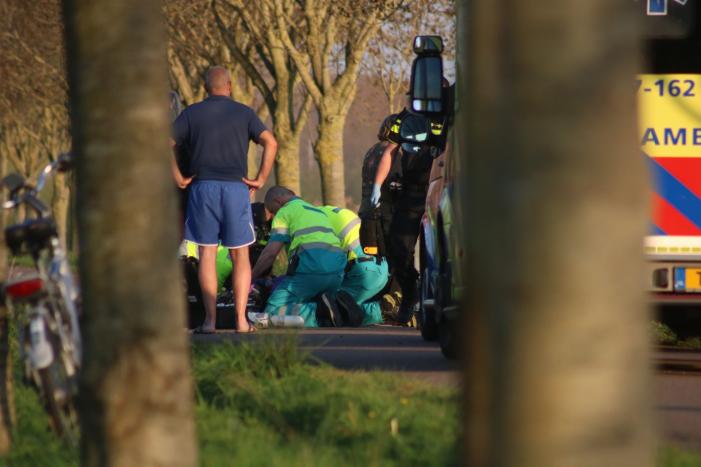 Voetganger zwaargewond na val