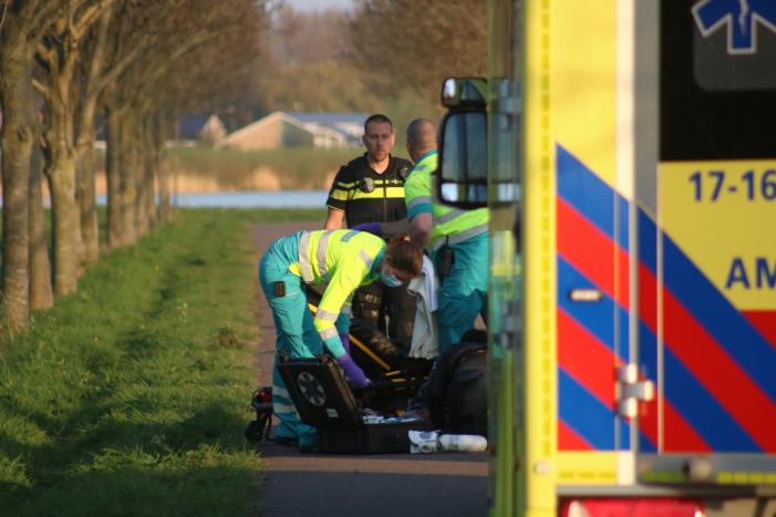 Voetganger zwaargewond na val