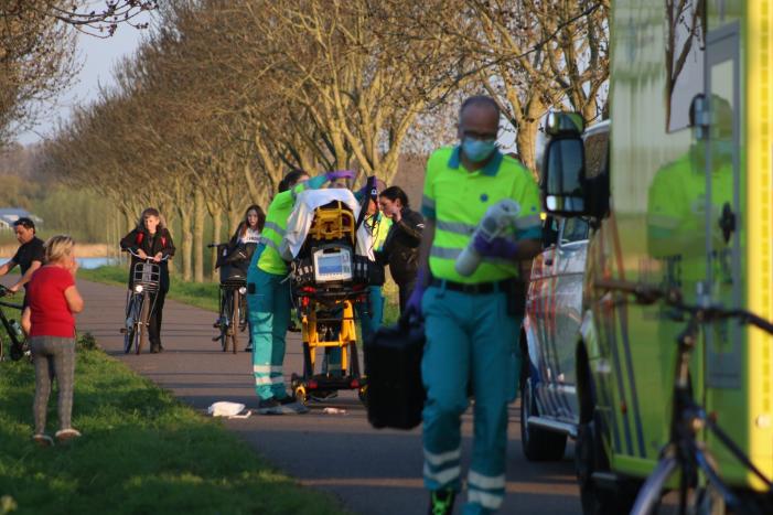 Voetganger zwaargewond na val